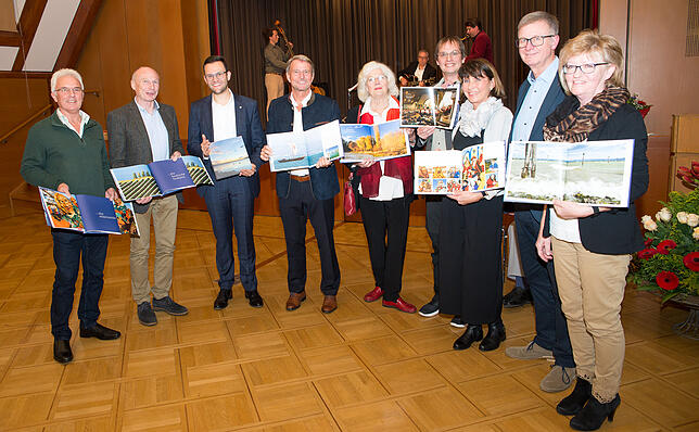 Fotograf Thomas Greidler (Vierter von rechts), Grafikdesigner Bernd Lehne (Zweiter rechts), Bürgermeister Johannes Henne (Dritter von ...