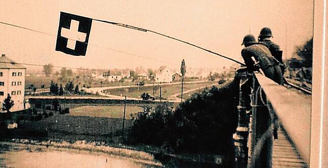 Blick von der Eisenbahnbrücke in Koblenz/Schweiz in Richtung Waldshut. Am 25. April 1945, gegen 14 Uhr, signalisieren diese zwei ...