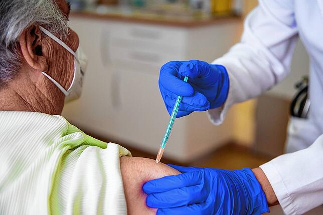 Ein Piks beim Hausarzt und dann wieder nach Hause: Gerade für ältere Patienten ist die Impfung bei ihrem gewohnten Arzt in der Nähe eine ...
