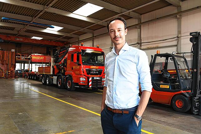 Johannes Broziat, Inhaber der Broziat-Gruppe, in einer Werkshalle der Transportsparte des Unternehmens in Singen.