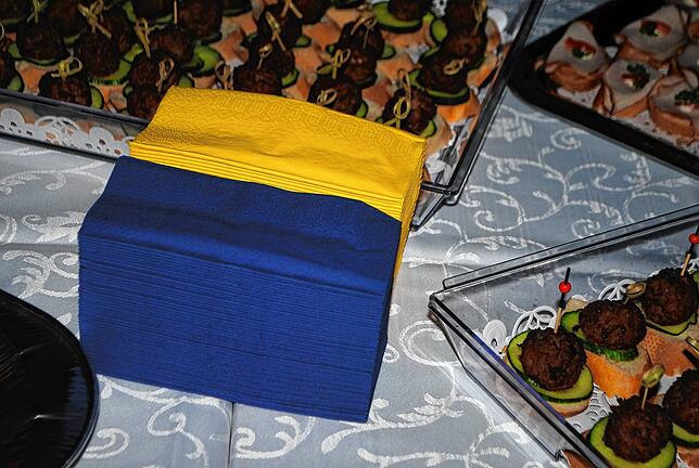 Die Servietten auf dem Buffet haben die Stadtfarben Blau und Gelb.