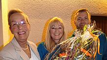 Theaterregisseurin Marion Blossei (l.) dankt der Vorsitzenden Monika Karle für ihr tolles Engagement für den Theaterverein und Vize ...