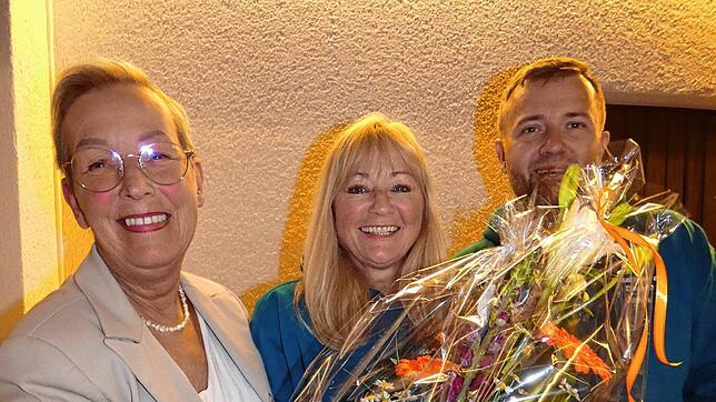 Theaterregisseurin Marion Blossei (l.) dankt der Vorsitzenden Monika Karle für ihr tolles Engagement für den Theaterverein und Vize ...