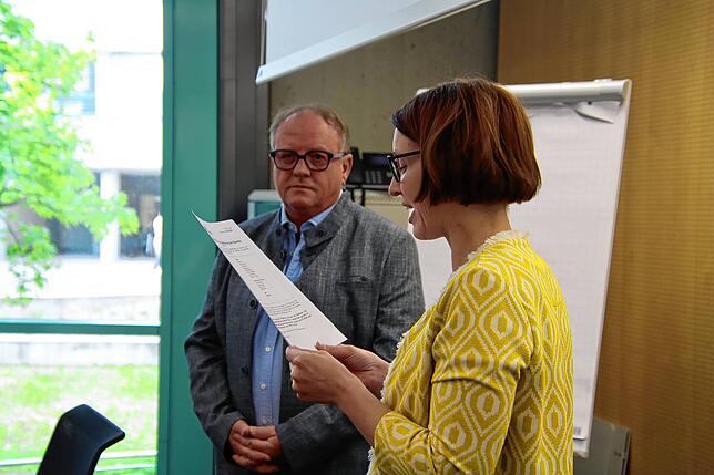 Stadtrat Harald Karge (SPD) musste zu Beginn der konstituierenden Sitzung des Gemeinderats noch durch Bürgermeisterin Susen Katter für ...