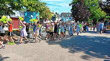 Der neue Bewegungsraum der Grundschule Kadelburg wird mit einer Schul-Olympiade eingeweiht. Hier der Einzug der Schüler. Bilder: Stefan ...