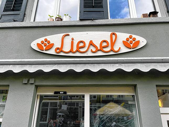 Das Schild hängt schon: Bald öffnet die neue Bar Liesel auf der Marktstätte.
