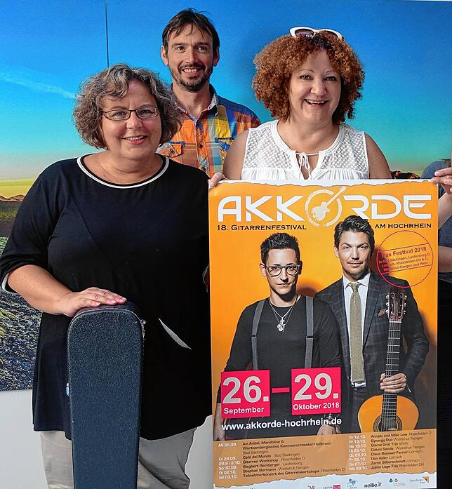 Doppeljubiläum feiern das „Akkorde“-Festival am Hochrhein und Kulturreferentin Christine Stanzel (links, mit Gitarrist und Initiator ...