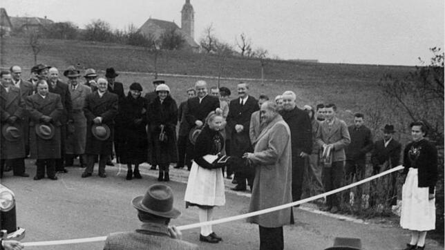 Kleines Stück, große Wirkung: 1957 wurde die Straße von Görwihl nach Oberwihl übergeben. Das verbesserte die Situation im ...