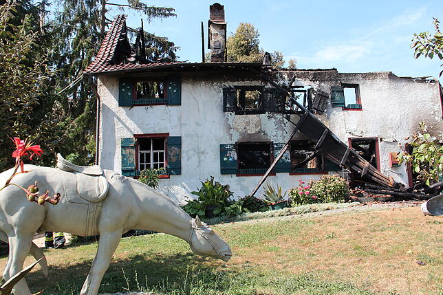 Ein Brand zerstörte in der Nacht vom Dienstag, 31. Juli, auf Mittwoch, 1. August, das historische Hofgut Balisheim in Gaienhofen. Die ...