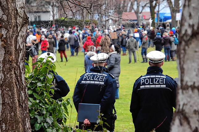 Alles verlief friedlich: Polizisten beobachten eine Kundgebung auf dem Seesportplatz in Überlingen.