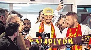 Nationalspieler Leroy Sane kommt am Flughafen in Istanbul an und wird von Galatasaray-Fans empfangen. Sane steht kurz vor einer ...