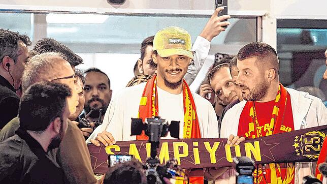 Nationalspieler Leroy Sane kommt am Flughafen in Istanbul an und wird von Galatasaray-Fans empfangen. Sane steht kurz vor einer ...