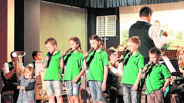 Die jüngsten Musiker beim Konzert der Ablacher Musikanten: Anna Burth, Jonas und David Fink, Anna und Jakob Holl.