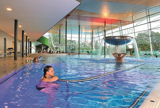 Die Bodensee-Therme in Konstanz lädt im Winter zum Baden ein.