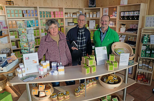 Überwiegend eigene Produkte aus Rosenblättern, Kräutern und Lichtwurzel verkauft der Andreashof in seinem Hofladen. Im Vorstand des ...