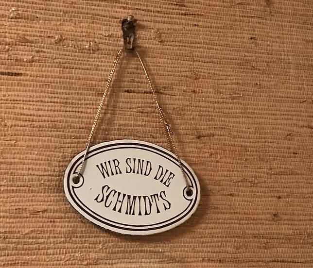 Welcher Name steht für mehr Normalität in Deutschland als Schmidt? Schnappschuss von der Strukturtapete in der Kanzler-Bar.