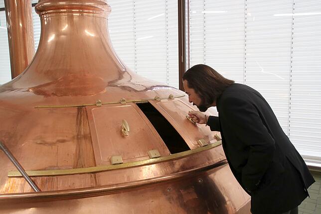 Dieter Schmid, Geschäftsfüher der Privatbrauerei Waldhaus, prüft die Qualität seiner Produkte natürlich selbst immer wieder mal.