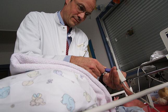 Matthias Henschen, Direktor der Kinderklinik Villingen, untersucht am 14. Februar 2012 eines der Kinder auf der Frühchenstation.