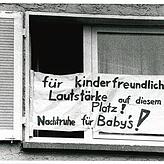 Protest der Nachbarn mit den Mitteln der Besetzer: Ein Banner im Fenster fordert Nachtruhe für Babys.