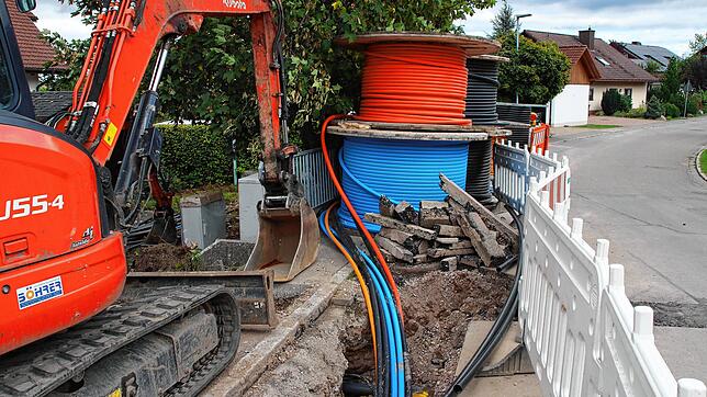 Für den Ausbau des Breitbandnetzes wurden in vielen Gemeinden ganze Straßenzüge aufgerissen und Häuser mit Glasfaserkabeln versorgt. ...
