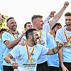 Mittendrin, statt nur dabei: Trainer Urs Keser (Dritter von links) und die SG FC Wehr/Brennet feiern in Efringen-Kirchen den vierten ...