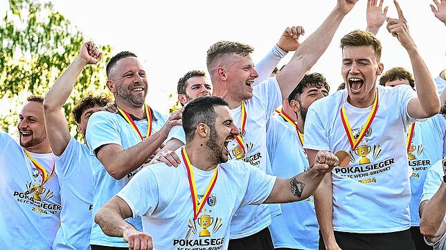 Mittendrin, statt nur dabei: Trainer Urs Keser (Dritter von links) und die SG FC Wehr/Brennet feiern in Efringen-Kirchen den vierten ...
