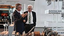 ZF-Vorstandschef Holger Klein führt Ministerpräsident Winfried Kretschmann durch die Ausstellung im ZF-Forum.