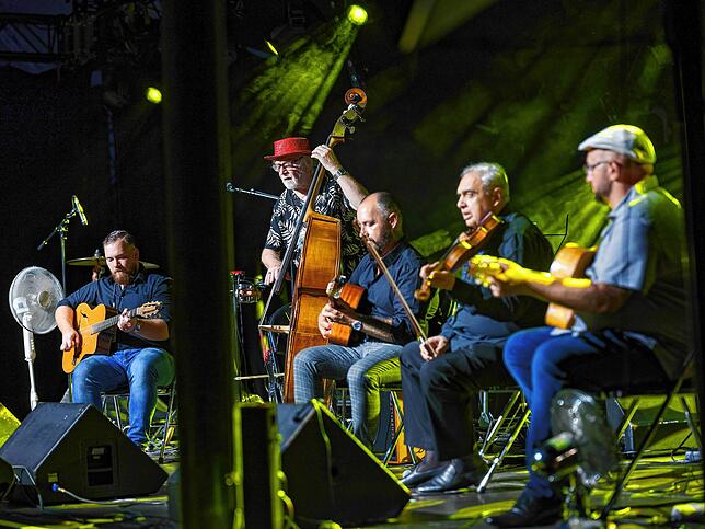 Bild 6: Kulturufer in Friedrichshafen: Buntes Treiben am Abend
