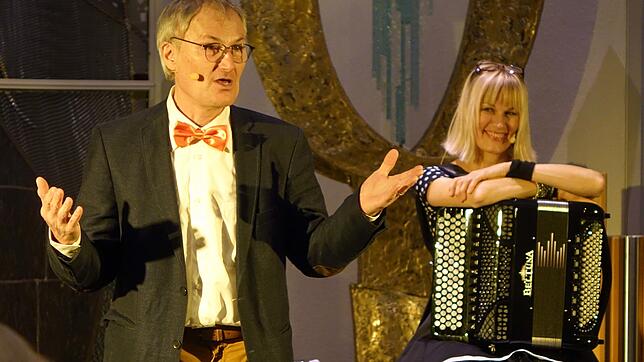 Schauspieler Peter Schell und Sängerin und Akkordeonistin Christine Schmid gestalteten einen Erzählabend mit Musik in der ...