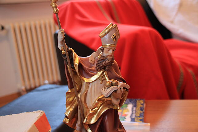 In Berthold Erich Schwarz‘ Wohnung steht auch eine Statue des heiligen St. Nikolaus von Myra, auf den der Brauch am ...