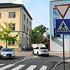 Abknickende Vorfahrt statt Vorfahrt gewähren: Während der Pilotphase wird der Verkehr von der Rampe der Kolpingbrücke zur B 34 über die ...