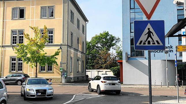 Abknickende Vorfahrt statt Vorfahrt gewähren: Während der Pilotphase wird der Verkehr von der Rampe der Kolpingbrücke zur B 34 über die ...