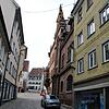 Gemeinderat stimmt Kauf zu: Die Stadt Meßkirch nutzt ihr Vorkaufsrecht und kauft das Gebäude (rechts im Bild) zwischen Rathaus und dem ...