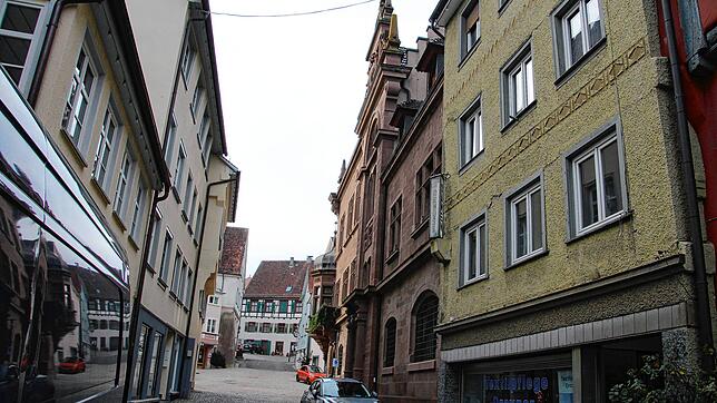 Gemeinderat stimmt Kauf zu: Die Stadt Meßkirch nutzt ihr Vorkaufsrecht und kauft das Gebäude (rechts im Bild) zwischen Rathaus und dem ...