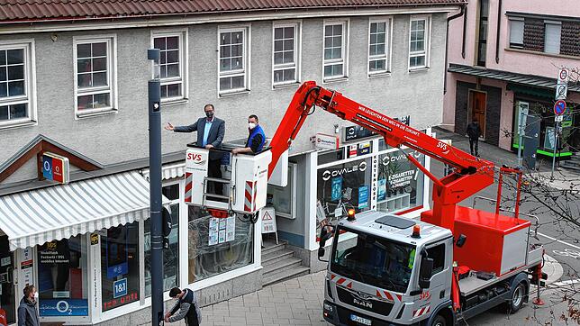 City-Surfen auf die Spitze getrieben: Oberbürgermeister Jürgen Roth schaut sich im April 2021 den Accesspoint an dieser Schwenninger ...