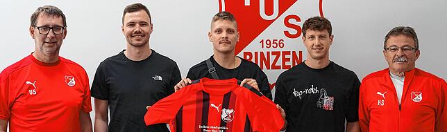 Trio aus Laufenburg: Beim TuS Binzen freuen sich Vorsitzender Volker Scherer (links) und Trainer Karl-Frieder Sütterlin (rechts) auf ...