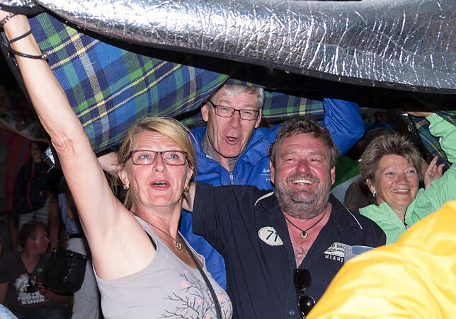 Diese fröhlichen Konzertbesucher haben noch die Hoffnung, dass Amy Macdonald nach einem kurzen Regenschauer noch auftreten wird.