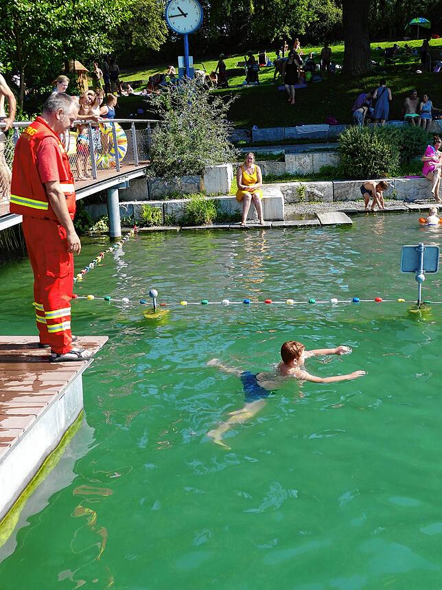 Jakob ist bereits ein sehr guter Schwimmer und nutzt die lockere Schwimmhand für mehr Vortrieb bei gleichem Kraftaufwand.