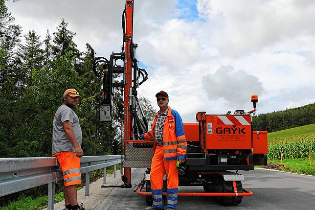 Pavel Pleier und Frank Opitz gehören zu der Kolonne, die sich um die Schutzplanken kümmert.