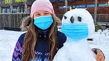 Julia Mende mit dem wohl ersten Schneemann, der sich an die Corona-Hygieneregeln hält. Der ebenso überraschende wie heftige ...