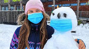 Julia Mende mit dem wohl ersten Schneemann, der sich an die Corona-Hygieneregeln hält. Der ebenso überraschende wie heftige ...