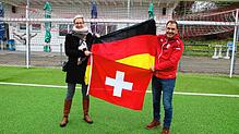 Der schmucke Kunstrasenplatz und im Hintergrund das ebenfalls vor wenigen Jahren erbaute Clubhaus des FC Büsingen vereint Deutschland ...