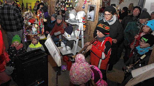 Ein heimeliger Weihnachtsmarkt mit besonderem Flair zieht viele Besucher in die Zehntscheune. Nachwuchsmusiker wie Paul Hemens an der ...
