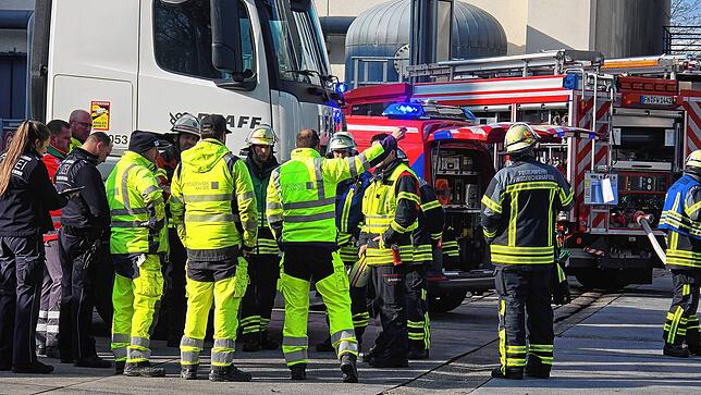 Lagebesprechung auf dem angrenzenden Werksgelände des Sauerstoffwerks: Die Feuerwehr konnte den Silobrand in dem Nachbargebäude rasch ...