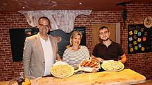 Bürgermeister Andreas Braun (von links), Petra Vaas, Teamleiterin der Spielscheune, und John Mohr, Unterkirnachs Teamleiter Marketing ...