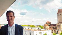 Vom fünften Stock des Mitgliederzentrums der Baugenossenschaft Hegau in der Alpenstraße in Singen aus kann der geschäftsführende ...