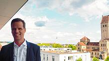 Vom fünften Stock des Mitgliederzentrums der Baugenossenschaft Hegau in der Alpenstraße in Singen aus kann der geschäftsführende ...