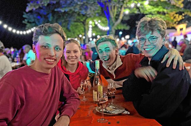 Auch zahlreiche jüngere Besucher genossen das Flair und den Wein. Wie dieses frohgemute Quartett aus Frickingen, Hagnau und Überlingen.