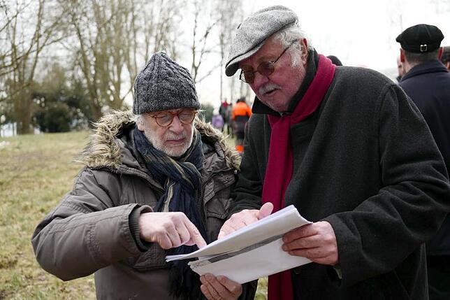 Die Bürger: Groß ist das Interesse an dem Projekt in bester Lage direkt an der Seestraße, und manche Gäste beim Ortstermin haben Pläne ...