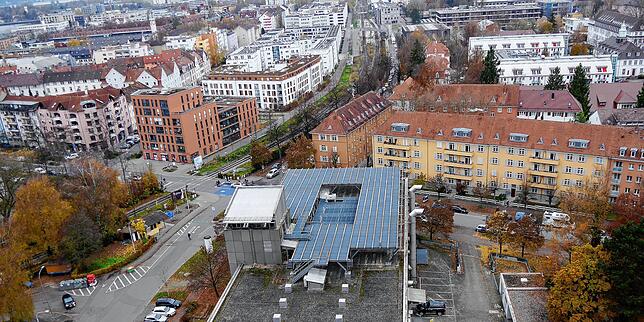 Blick auf die Kreuzung Jahn-/Petershauser/Gustav-Schwab-Straße und das alte Technikgebäude des ehemaligen Telekomturms im Vordergrund. ...